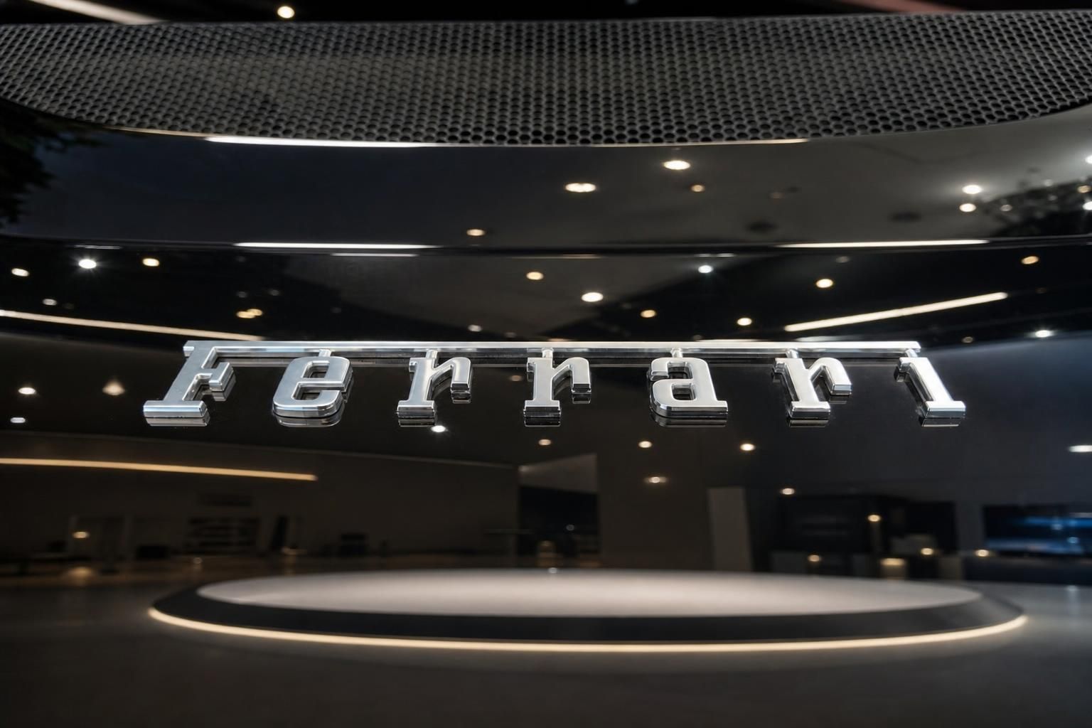 Ferrari Schriftzug in Chrom auf schwarzer Heckpartie eines Sportwagens
