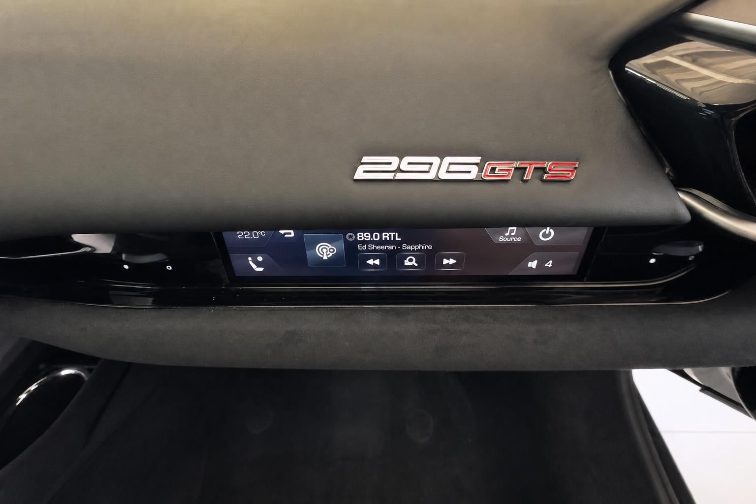 Ferrari 296 GTS Infotainment Display mit Radio und Temperaturanzeige im Innenraum