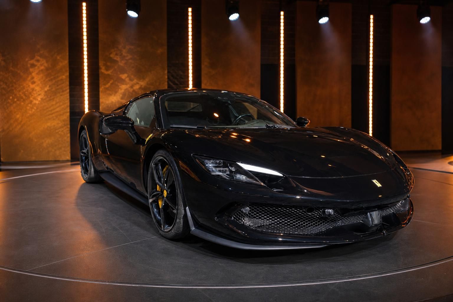 Schwarzer Ferrari Sportwagen Frontansicht mit aerodynamischen Details im modernen Showroom