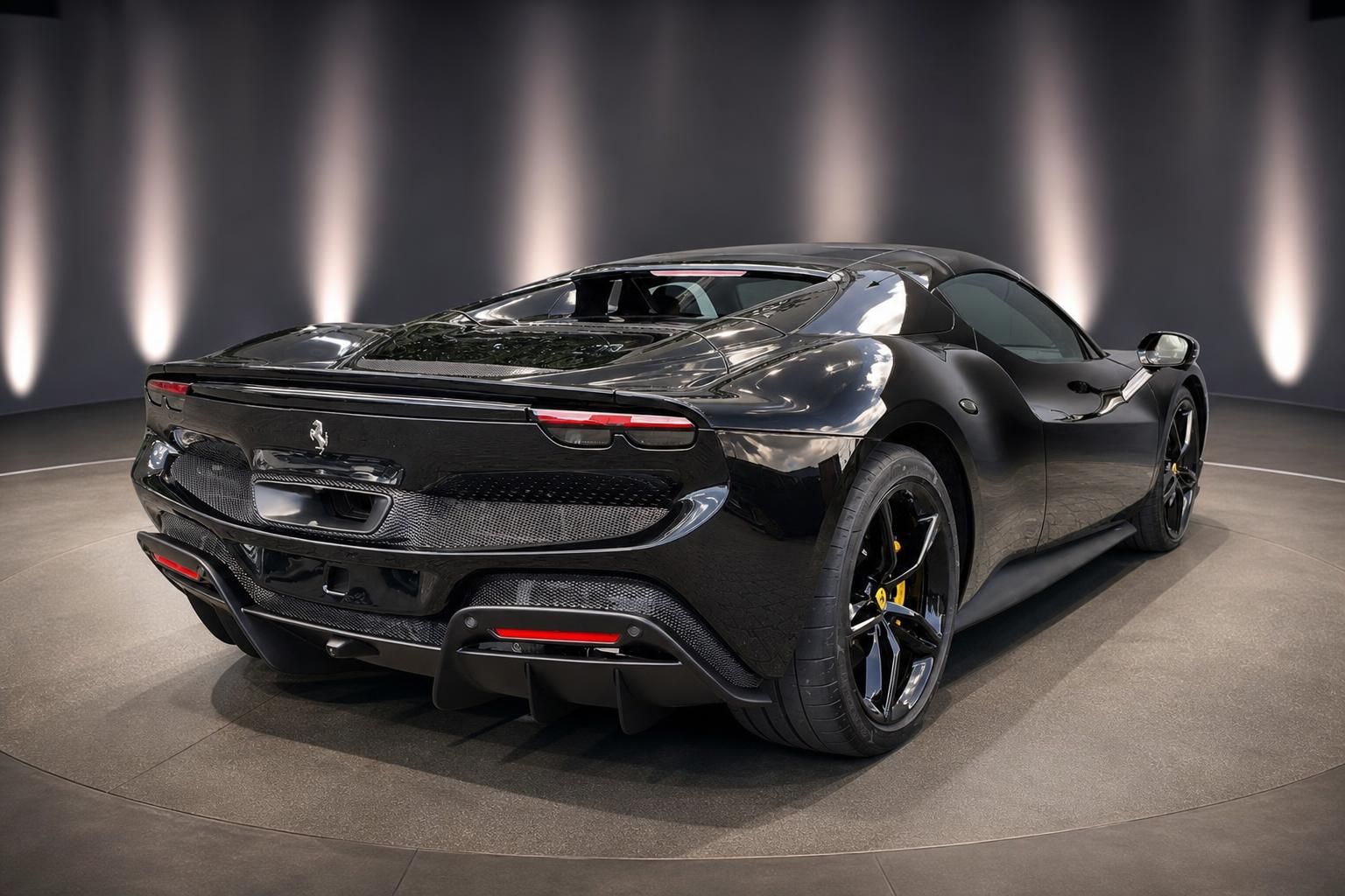 Ferrari Sportwagen Heckansicht in schwarz mit Carbon-Details und roten Rücklichtern im Studio