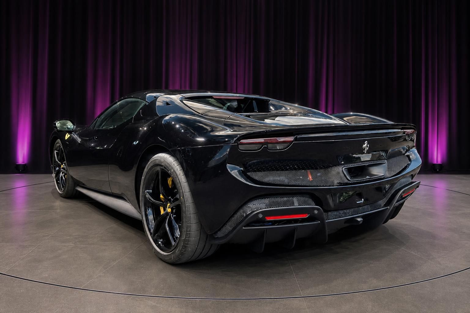Ferrari Sportwagen schwarz Heckansicht mit Präsentationsbühne und violetter Beleuchtung