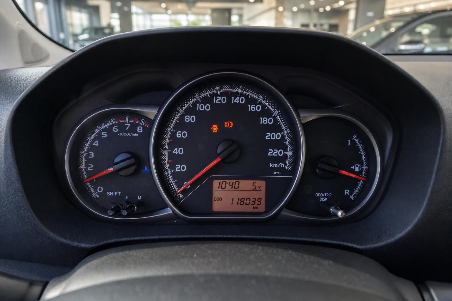 Kombiinstrument mit Tachometer, Drehzahlmesser und Kilometerstand 118039 km, oranges Display