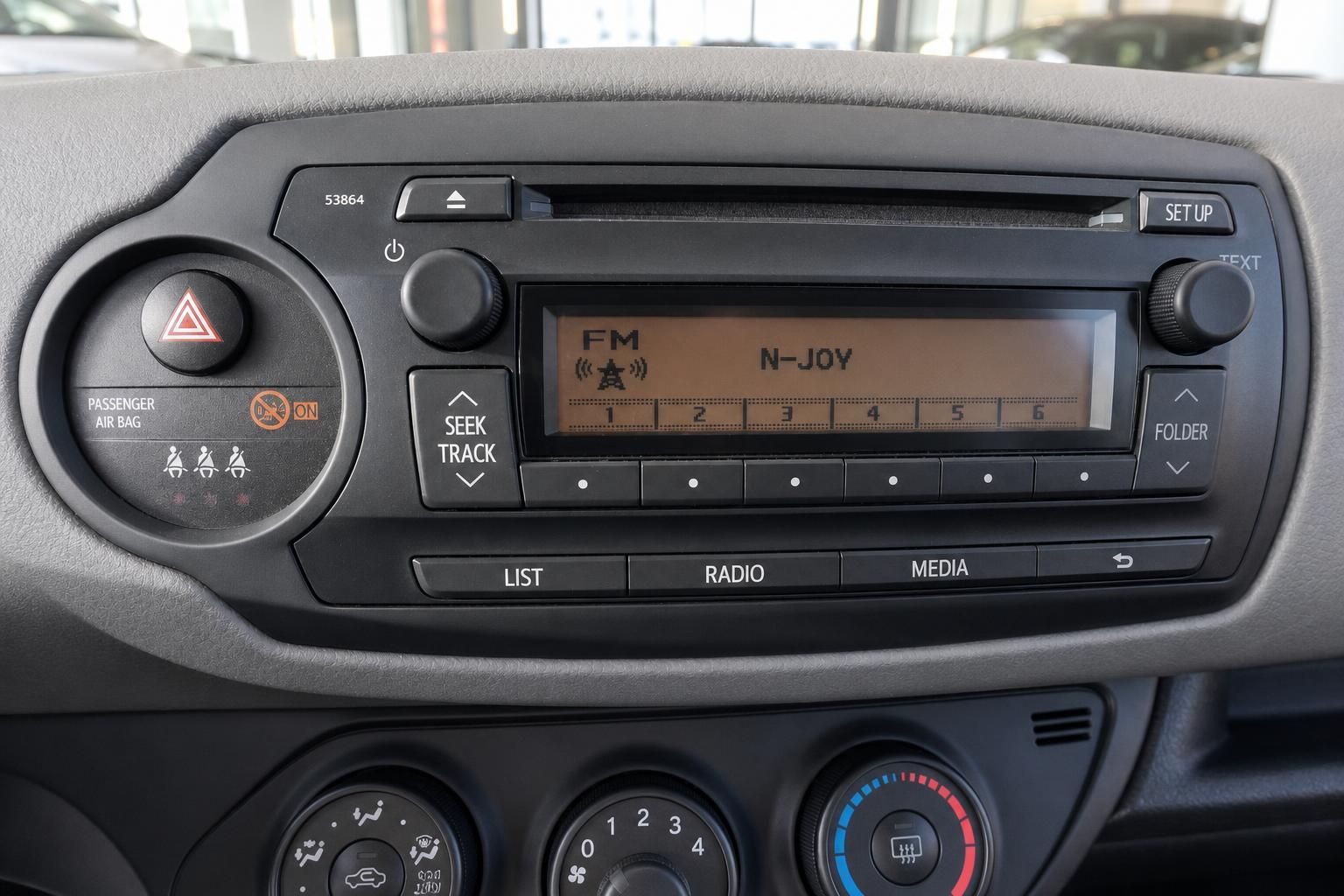 Autoradio Display mit FM Radio N-Joy Sender und Bedienknöpfen im Armaturenbrett