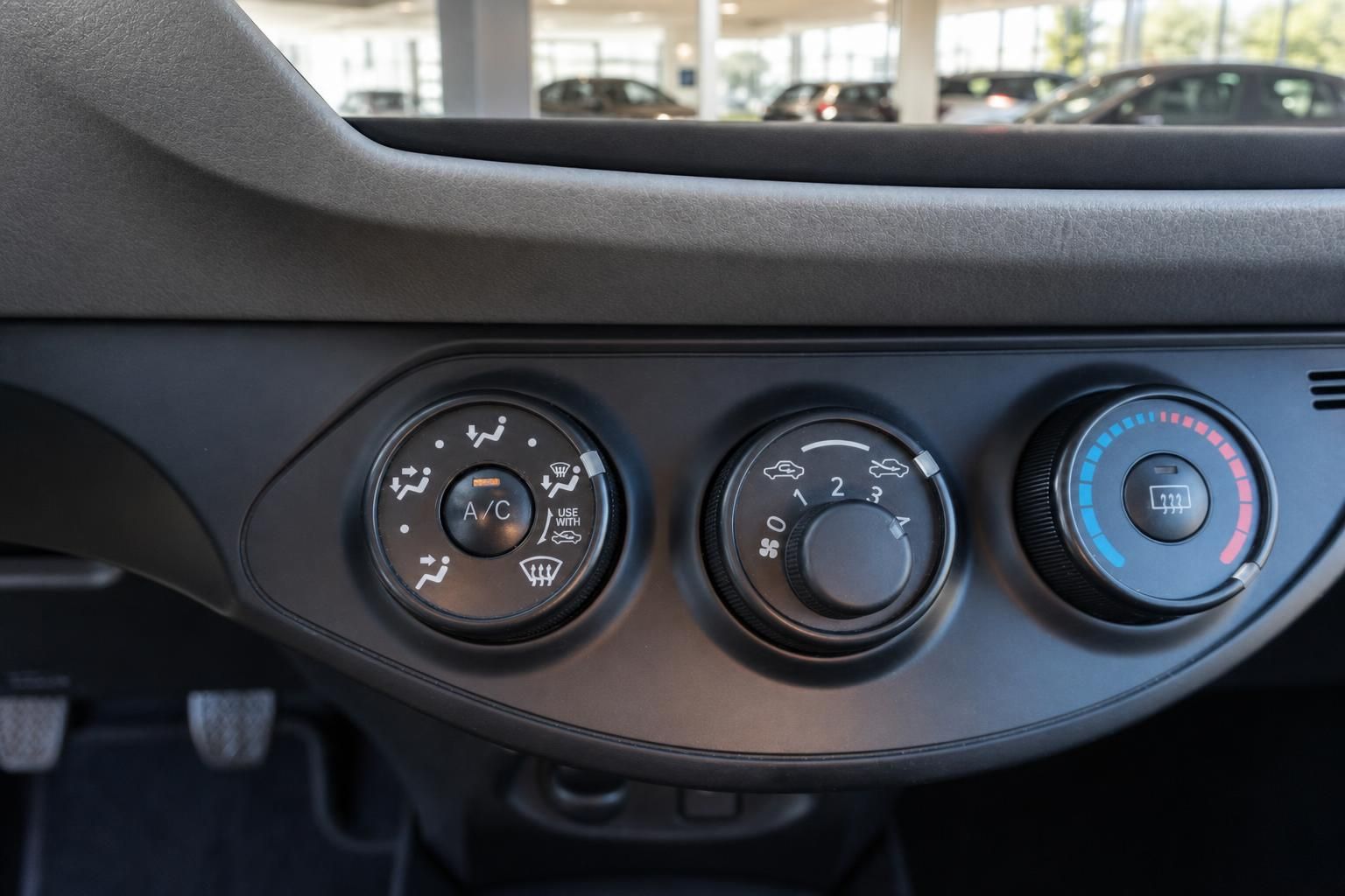 Klimaanlage Bedienelemente mit A/C Schalter und Temperaturregler im Fahrzeug-Innenraum