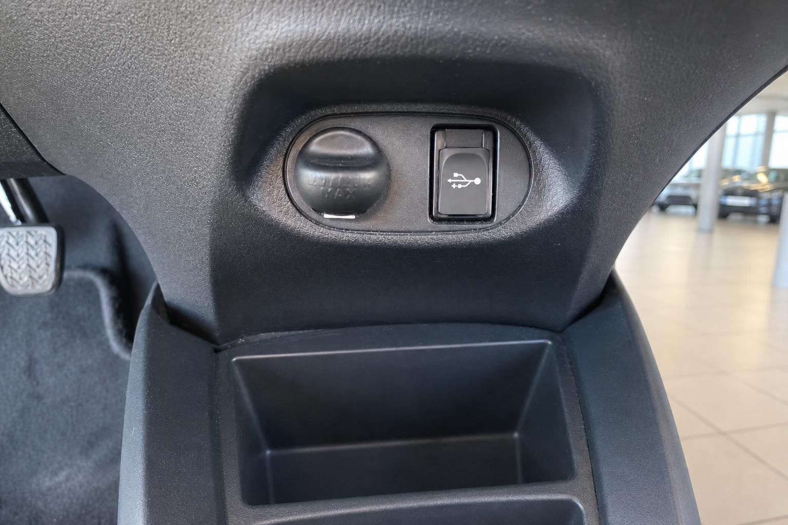 12V Steckdose und USB Anschluss in der Mittelkonsole des Fahrzeugs mit Ablagefach