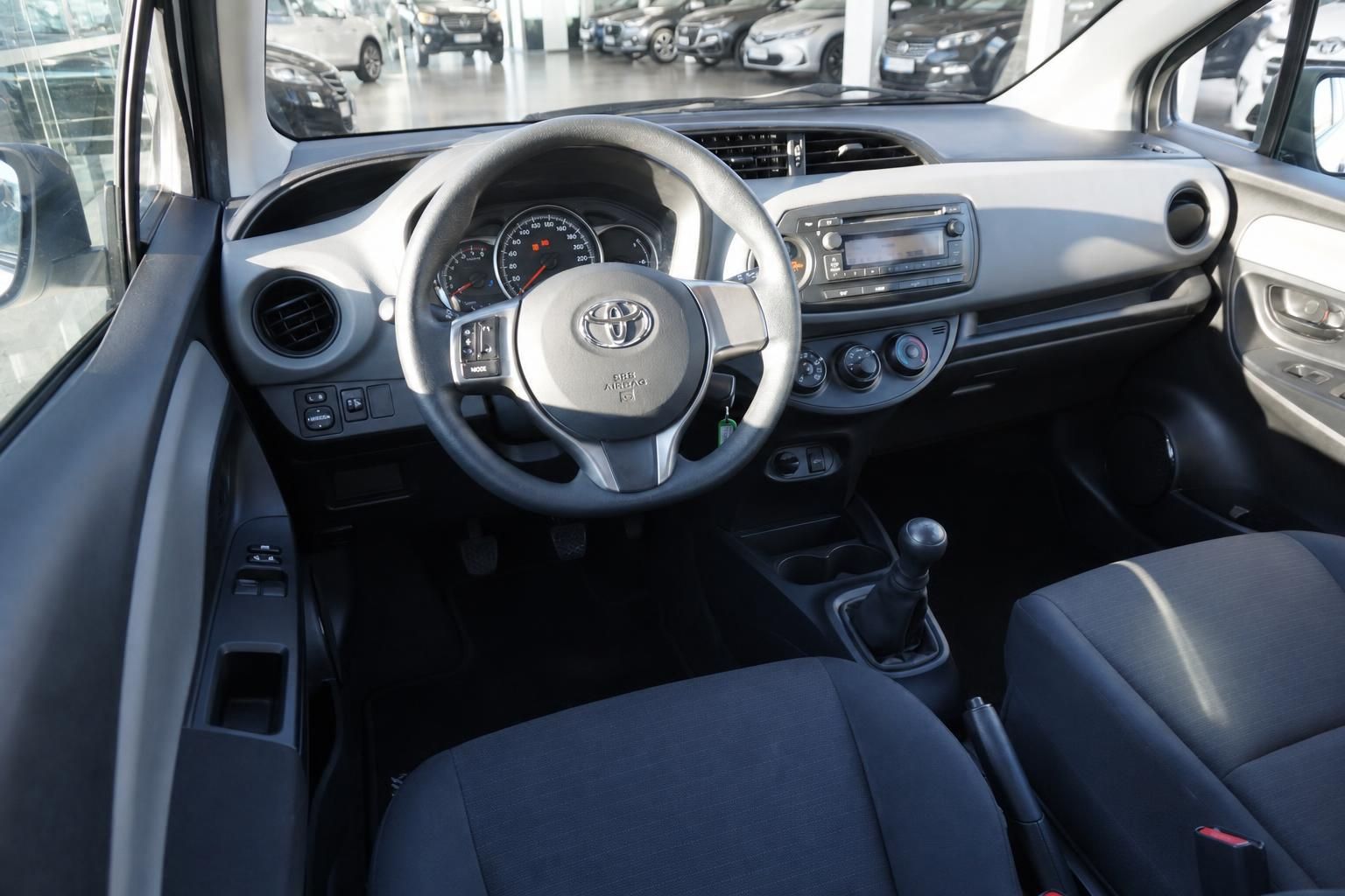 Toyota Fahrzeuginnenraum mit Lenkrad, Armaturenbrett und manueller Schaltung, grau-schwarze Ausstattung