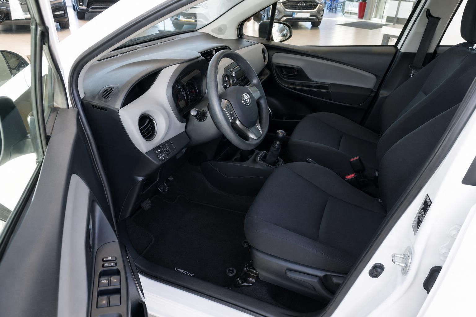 Toyota Yaris Innenraum mit Lenkrad, Armaturenbrett und Sitzen in schwarz-grauer Ausstattung