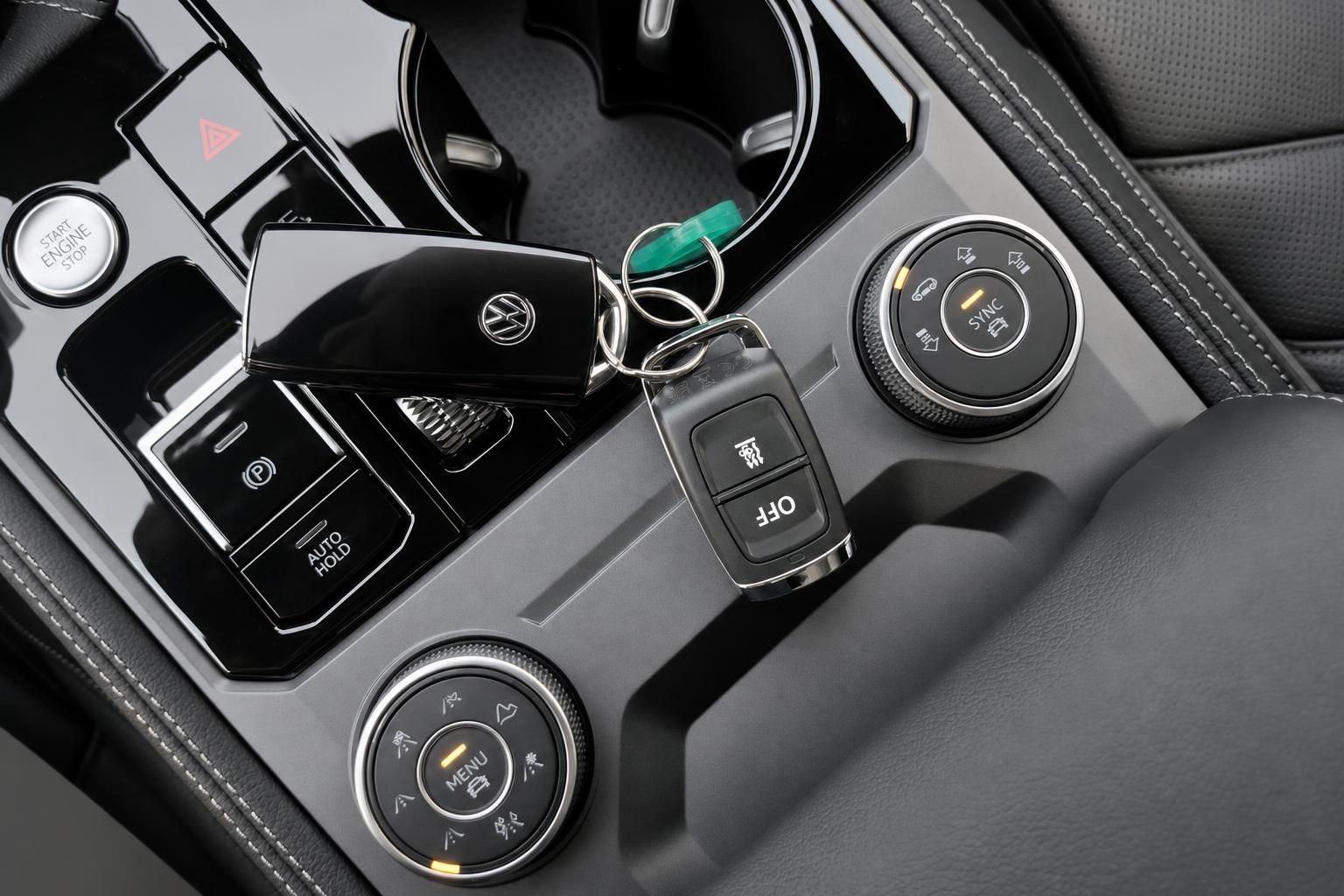VW Mittelkonsole mit Schlüssel, Start-Stopp-Knopf und Bedienelementen