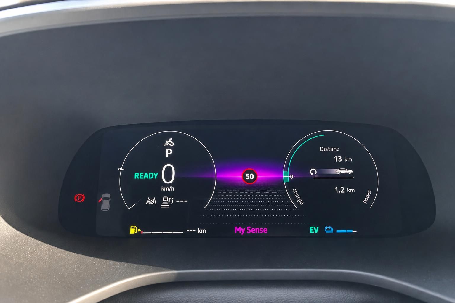Renault Elektrofahrzeug digitales Tacho mit Reichweitenanzeige und Fahrassistenzsystemen