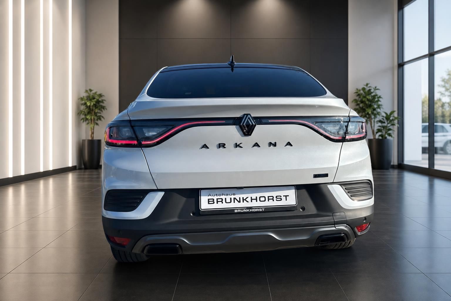Renault Arkana SUV Heckansicht in weiß mit LED-Rücklichtern und Autohaus Brunkhorst Kennzeichen