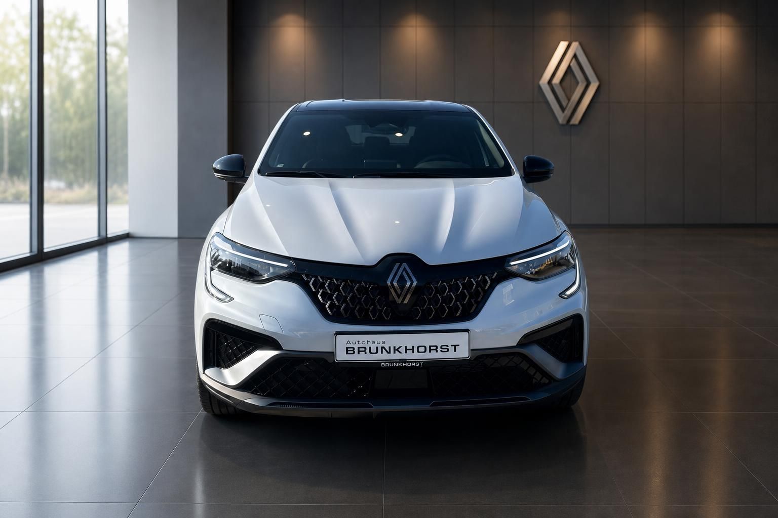 Renault Arkana SUV Frontansicht in weiß im modernen Autohaus-Showroom mit Renault Logo