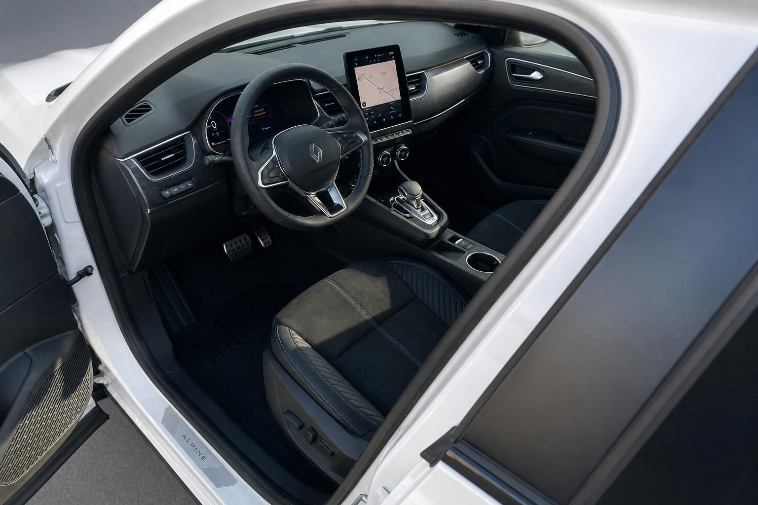 Renault Arkana Fahrersitz und Cockpit-Bereich mit Lenkrad, Mittelkonsole und offener Fahrertür