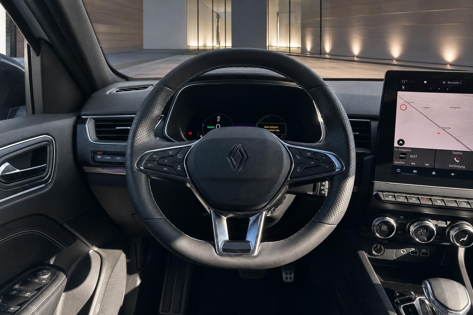 Renault Fahrzeug Innenraum mit Lenkrad, digitalem Cockpit und modernem Infotainment-System