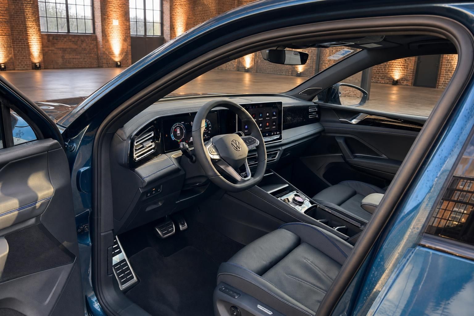 Innenraum des VW SUV mit Cockpit, Lenkrad und digitalen Displays