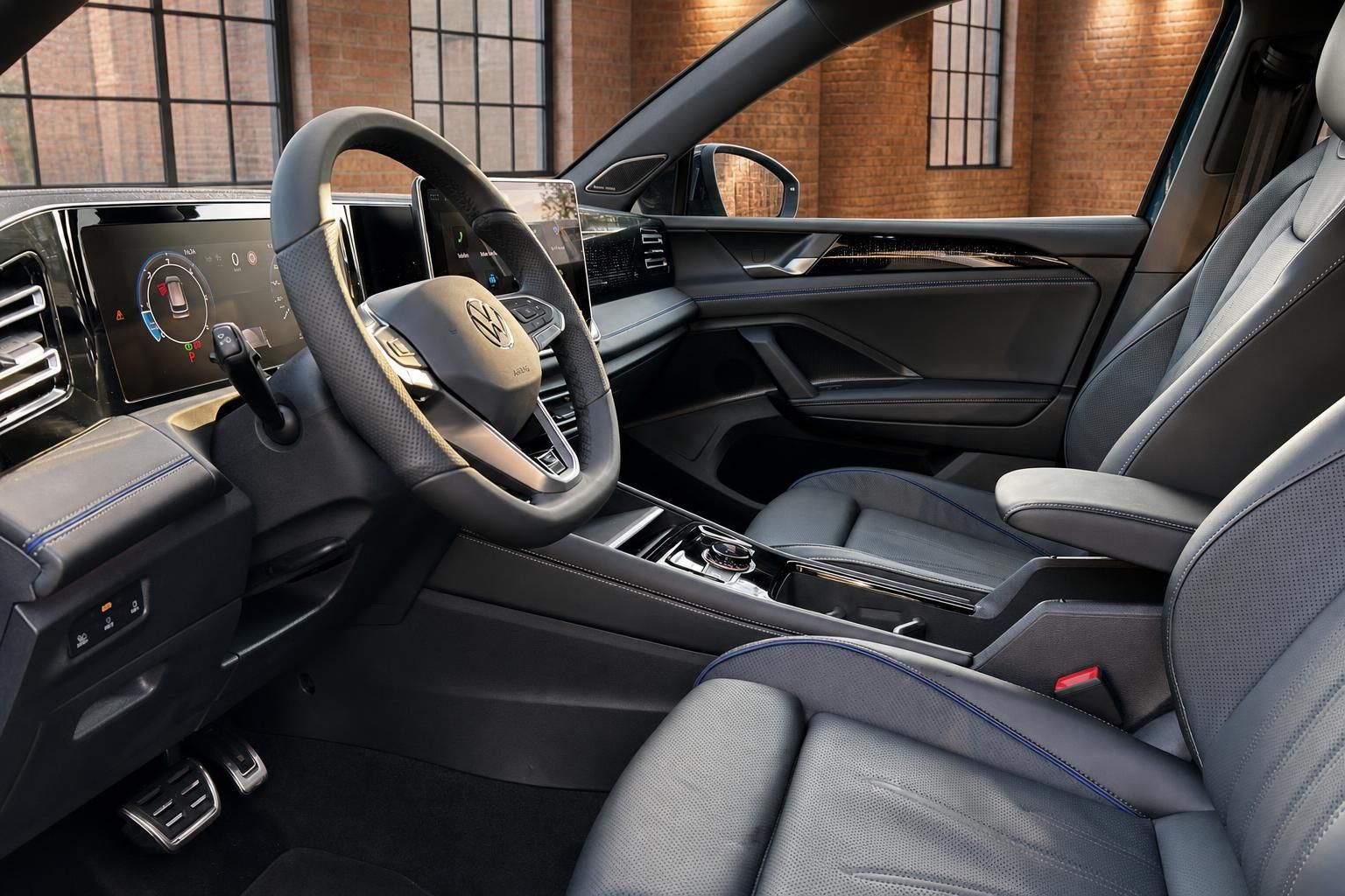 VW Innenraum mit Lederausstattung, Lenkrad und digitalem Cockpit im Detail