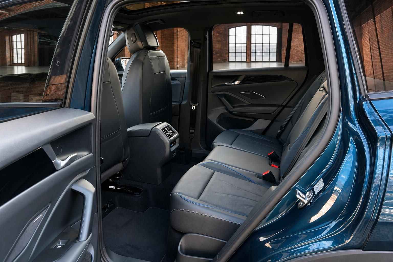 VW Fondsitze mit geoeffneter Tuer, blaue Karosserie und schwarzes Leder