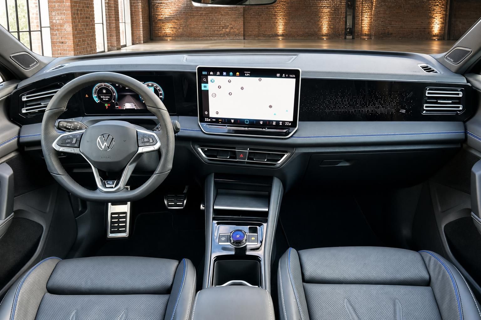 VW R Cockpit mit Panoramadisplay, Lenkrad und Sportsitzen von vorne