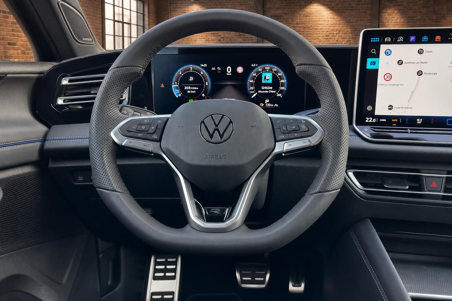 VW R Lenkrad mit digitalem Tacho und Navigationsdisplay in Nahaufnahme