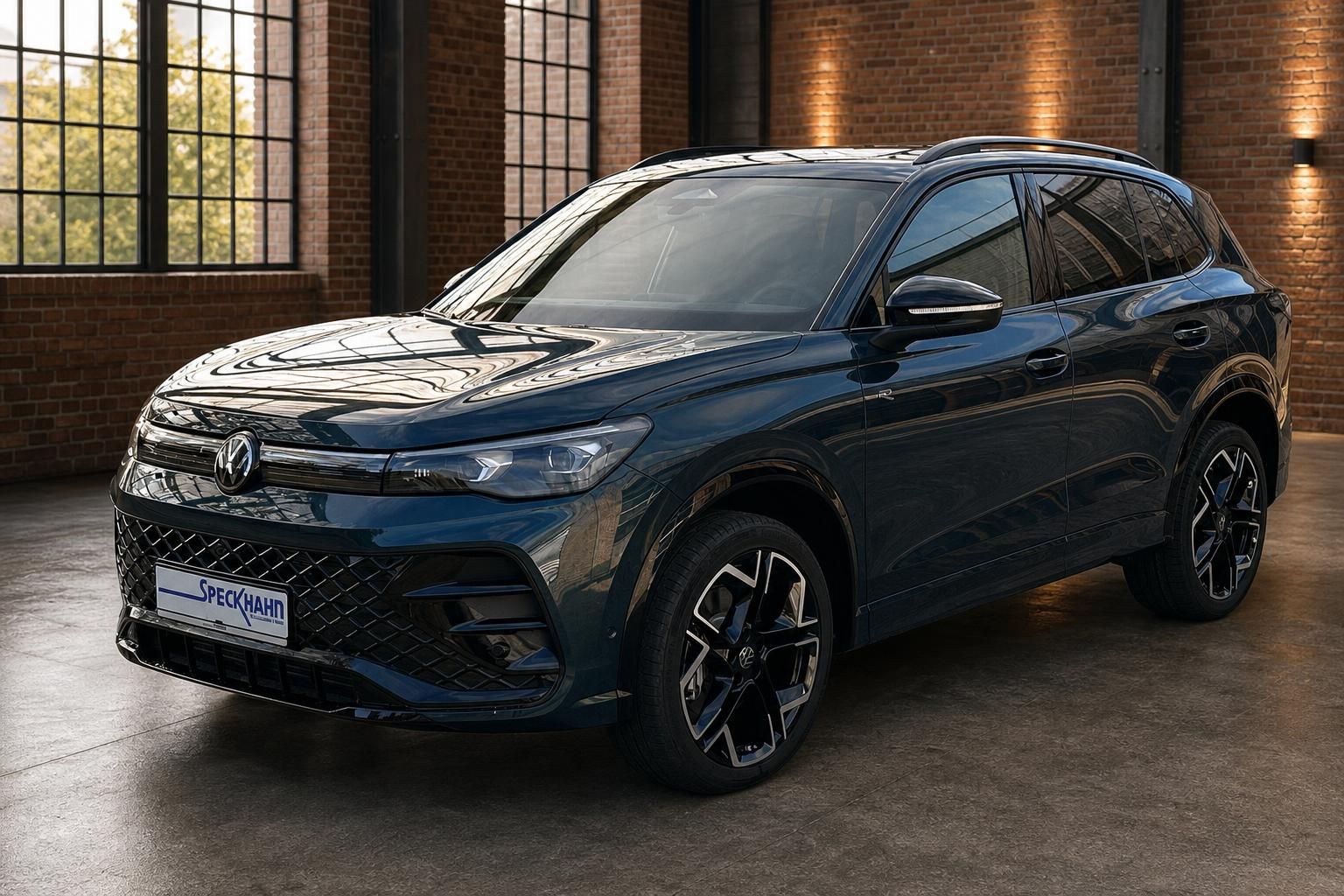 VW Tiguan dunkelblau Frontansicht in Industriehalle