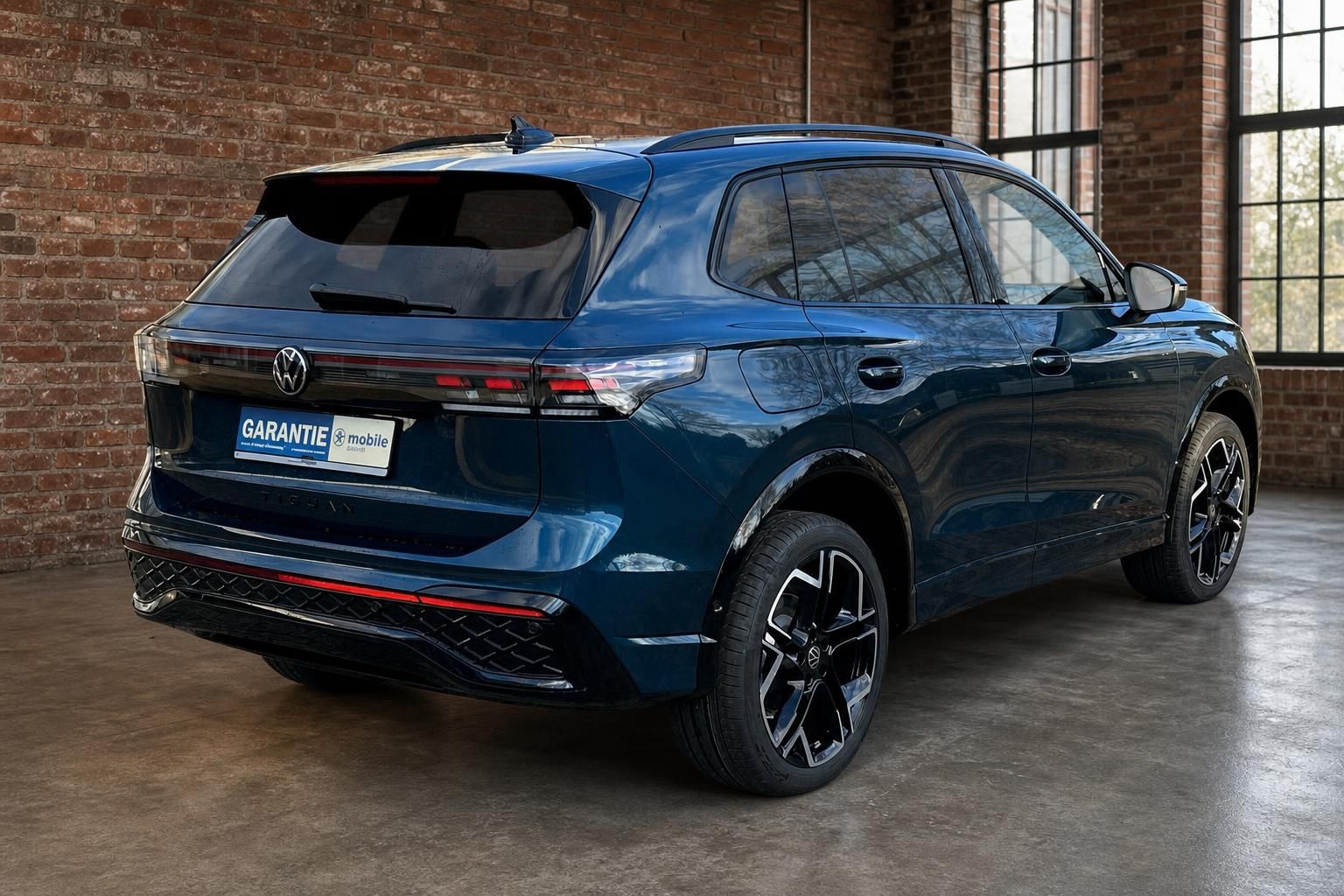 VW Tiguan blau Heckperspektive mit Felgen-Detail