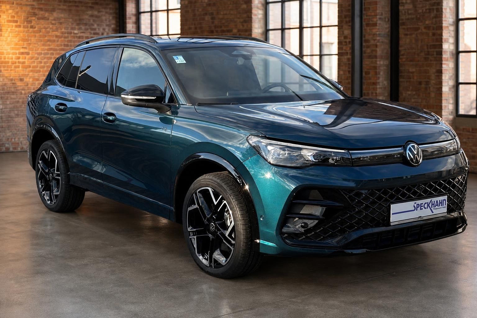 VW Tiguan R-Line petrolblau Frontansicht Showroom