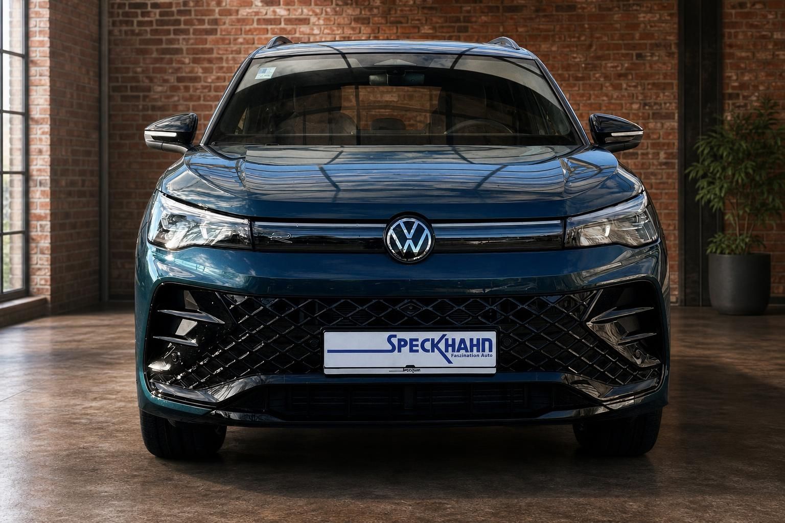 VW SUV in Blau metallic, Frontansicht mit R-Kuehlergrill in Studiohalle