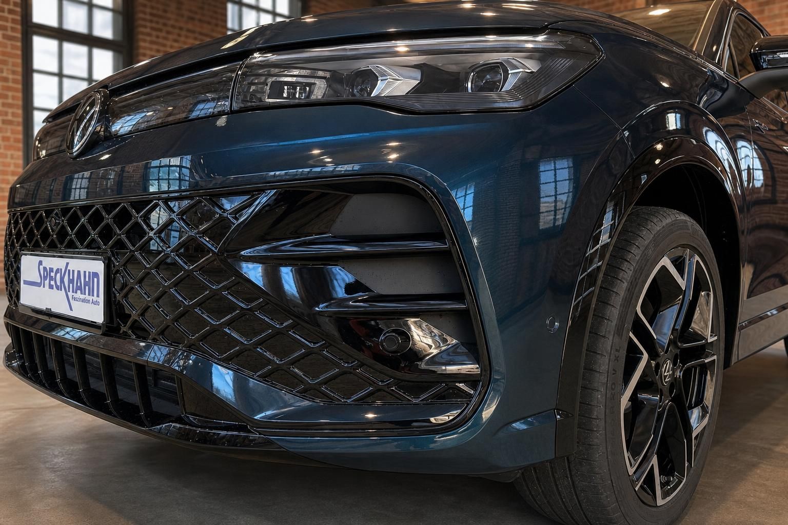 Detailansicht Frontstossstange und Scheinwerfer des blauen VW SUV
