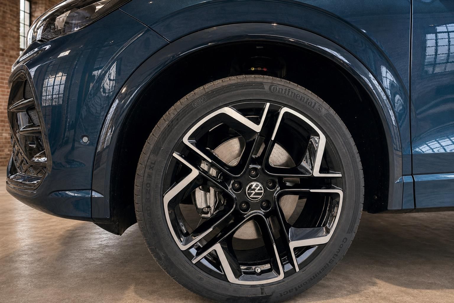 Nahaufnahme Leichtmetallfelge und Reifen des VW SUV in Blau