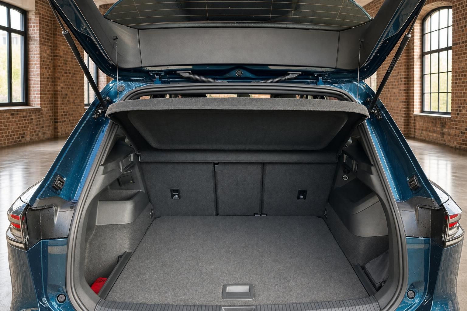 Kofferraum des VW SUV mit geoeffneter Heckklappe und viel Ladevolumen