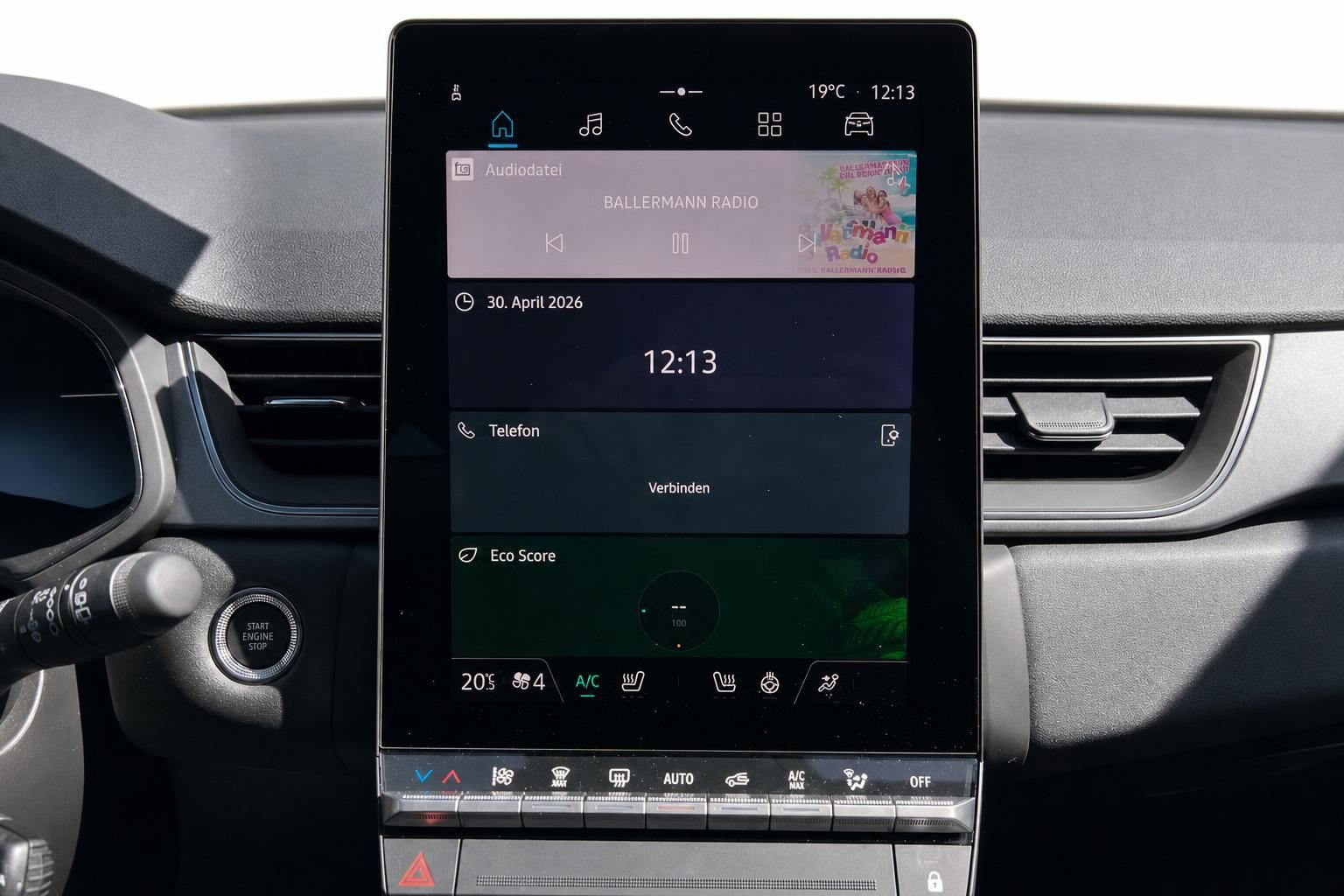 Renault Touchscreen-Infotainment mit Klimasteuerung und Multimedia-Funktionen im Armaturenbrett