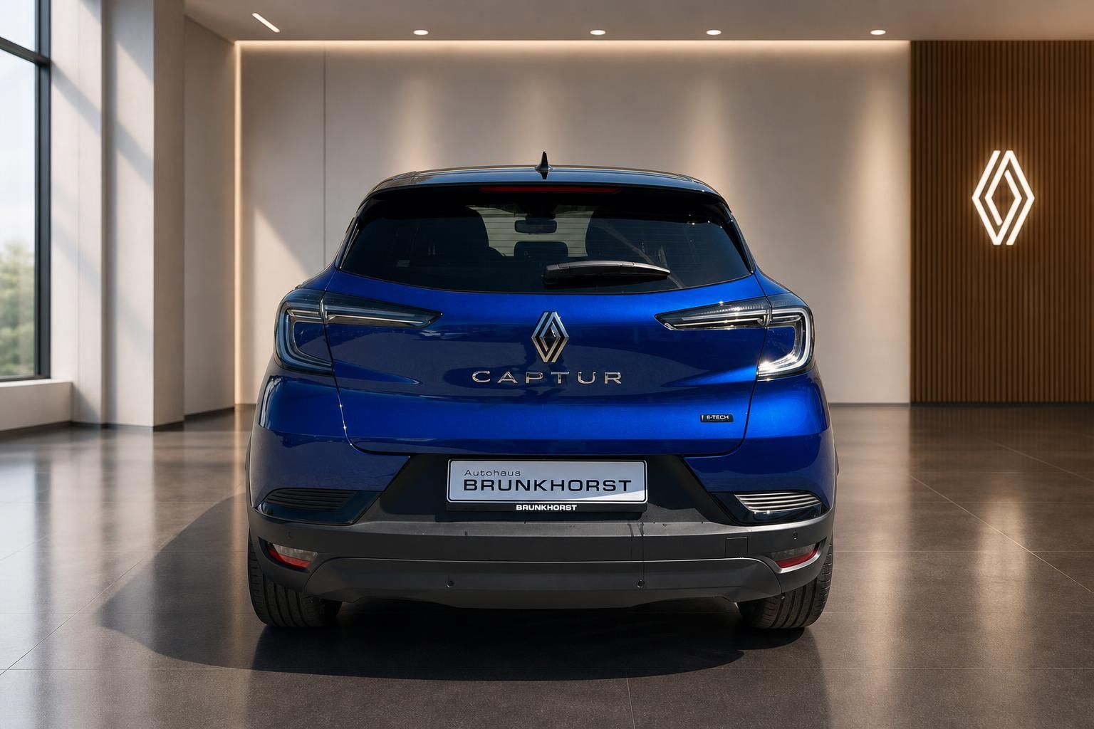 Renault Captur blauer SUV Heckansicht mit LED-Rückleuchten und Kennzeichen im Autohaus Showroom
