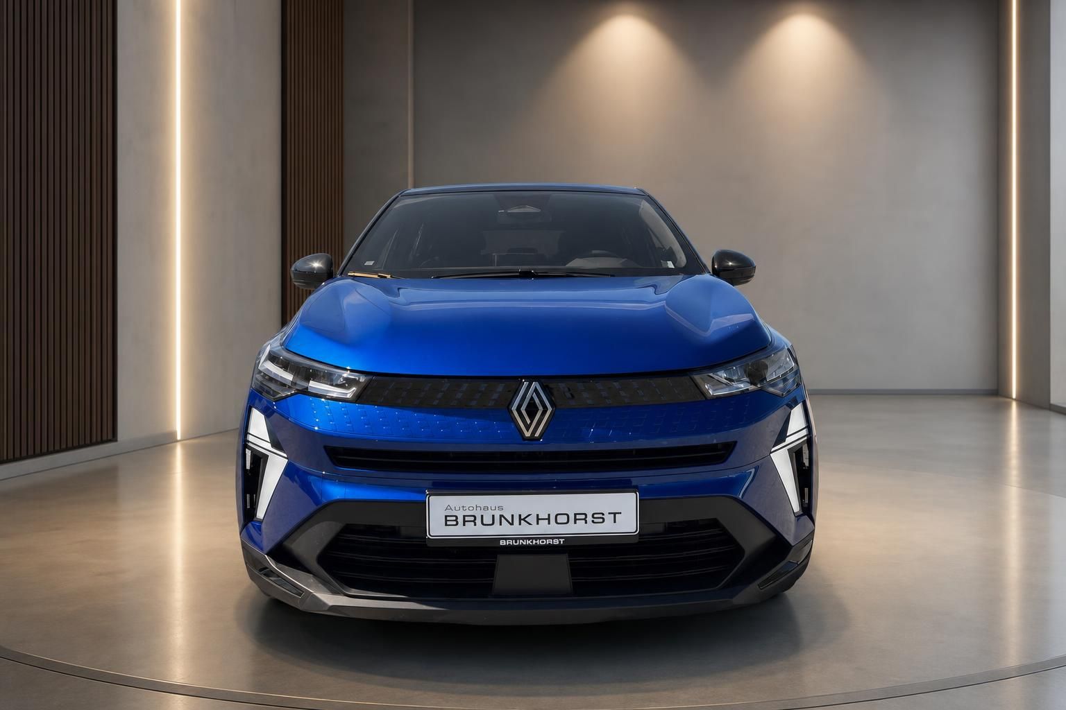 Renault Captur blauer SUV Frontansicht mit LED-Scheinwerfern und modernem Design im Showroom