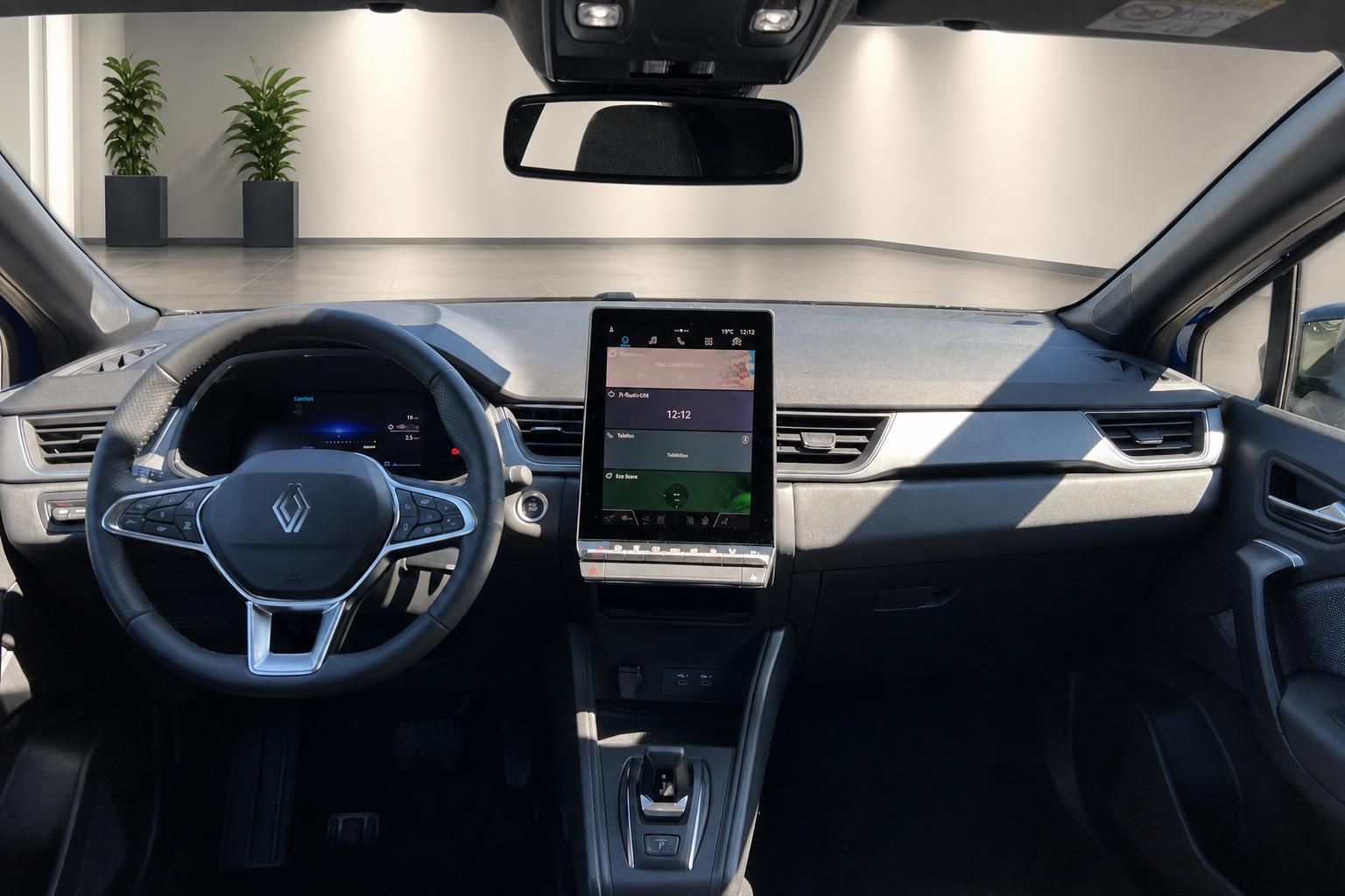 Renault Captur Innenraum Cockpit mit Touchscreen Display digitales Armaturenbrett und Lenkrad
