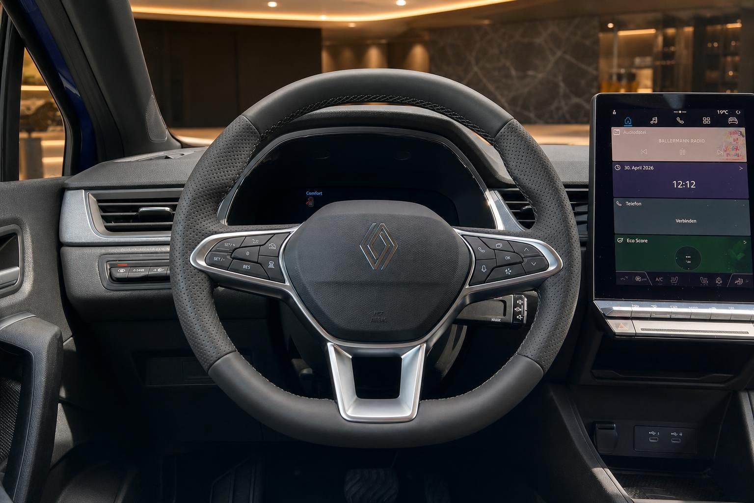 Renault Cockpit mit Lenkrad, digitalem Kombiinstrument und Infotainment-Display im modernen Design