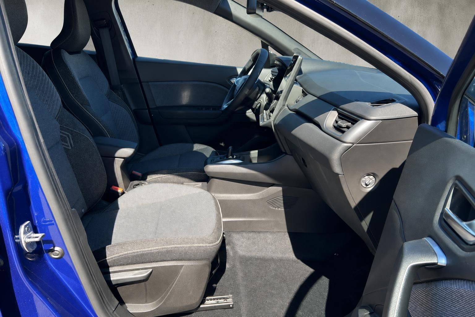 Renault Captur Innenraum Beifahrerseite mit Sitzpolsterung und modernem Armaturenbrett Detail