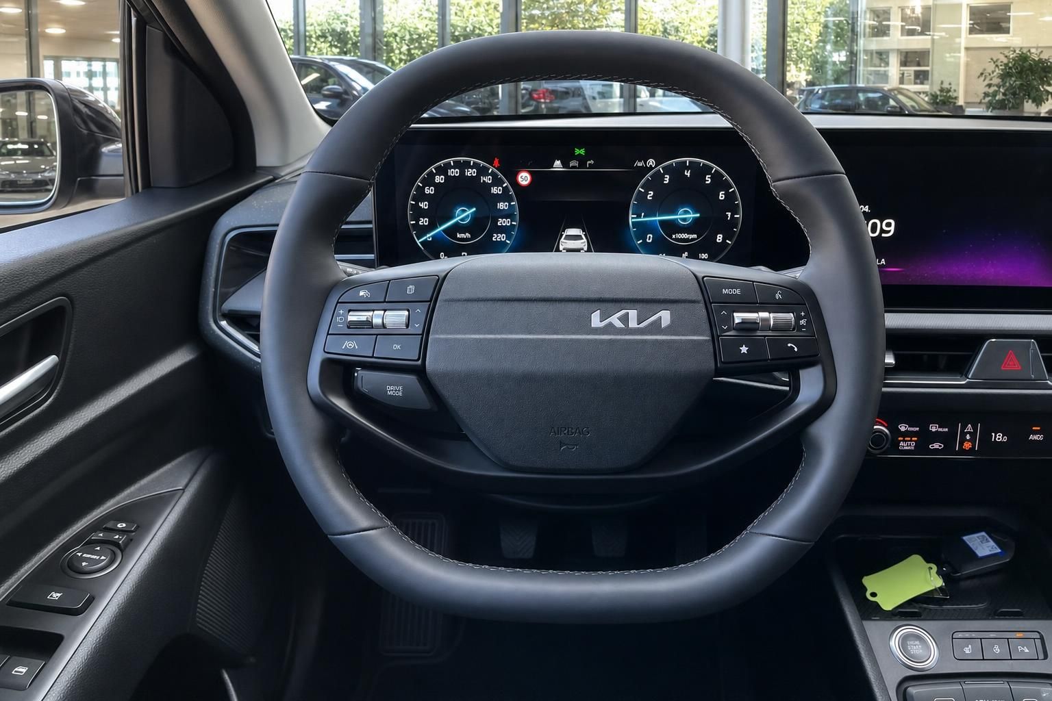 Kia Lenkrad mit Multifunktionstasten und digitalem Cockpit