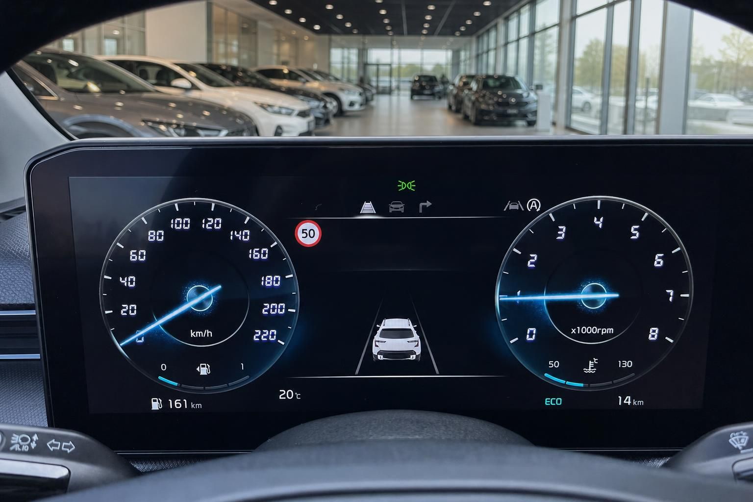 Kia Kombiinstrument mit Tacho und Tempolimitanzeige im Autohaus