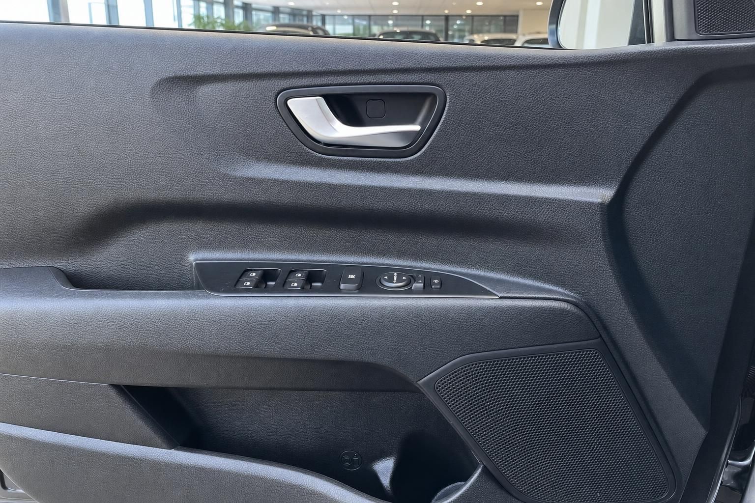 Kia Tuerverkleidung mit Fensterheber und Griff im Detail