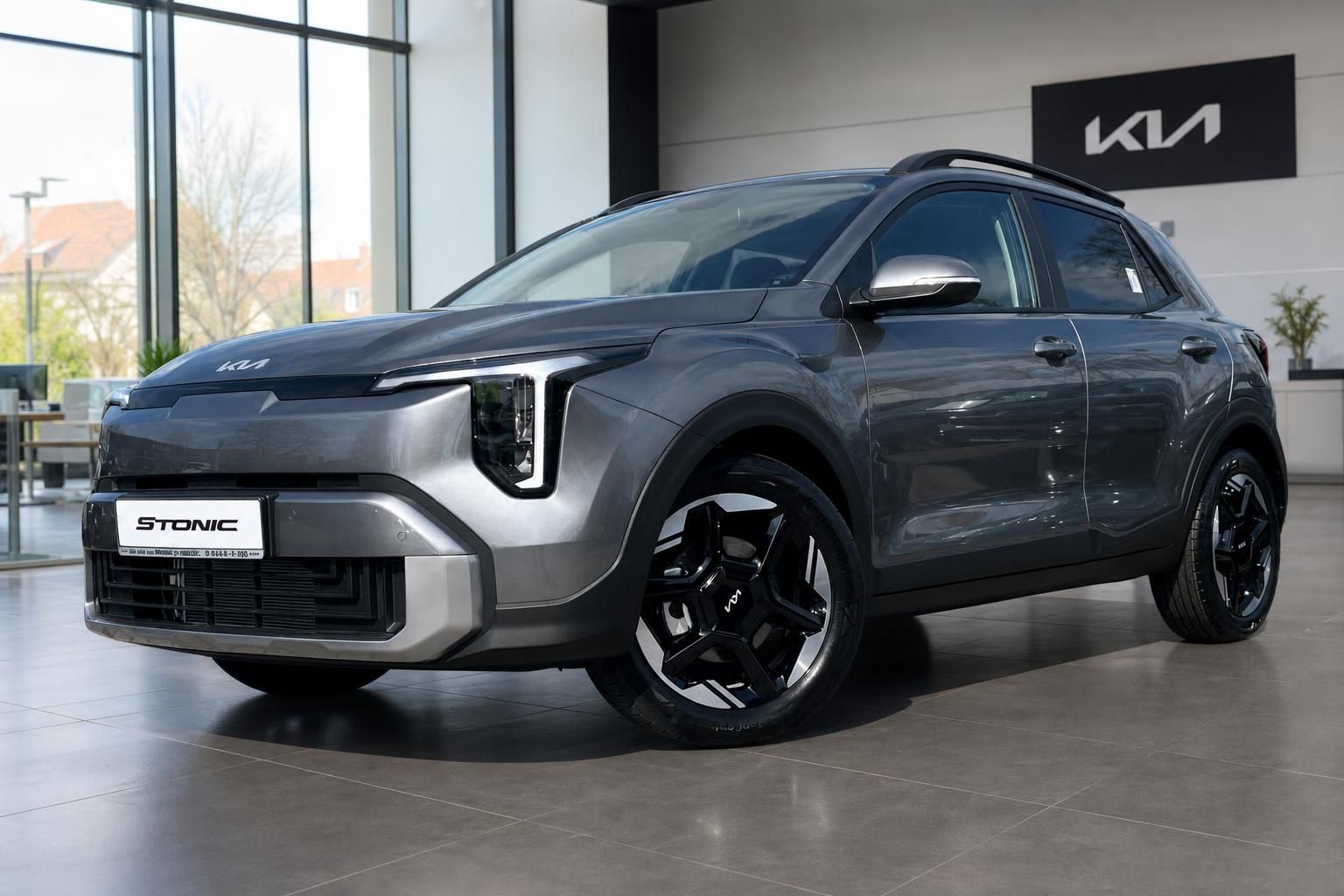 Kia Stonic Frontansicht in Grau beim Haendler ausgestellt
