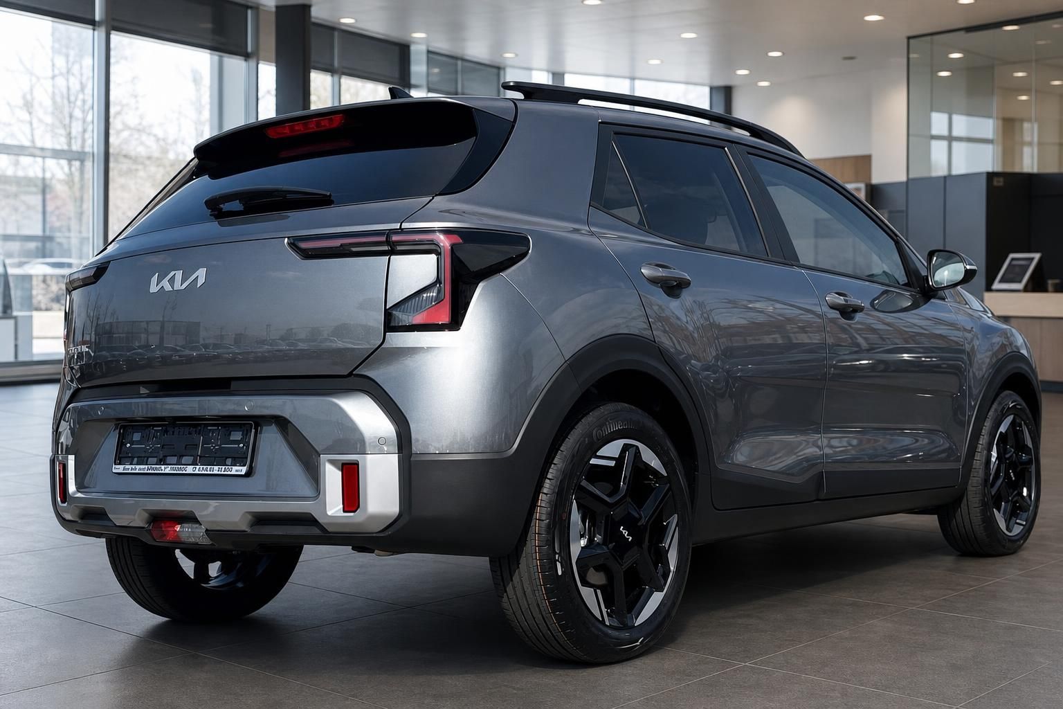 Kia Stonic schraege Heckansicht mit Dachreling im Autohaus