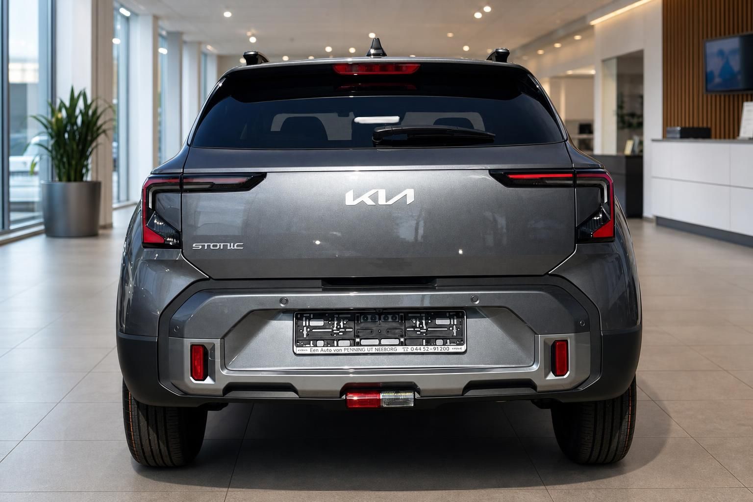 Kia Stonic Heckansicht mit Kia-Logo im Showroom