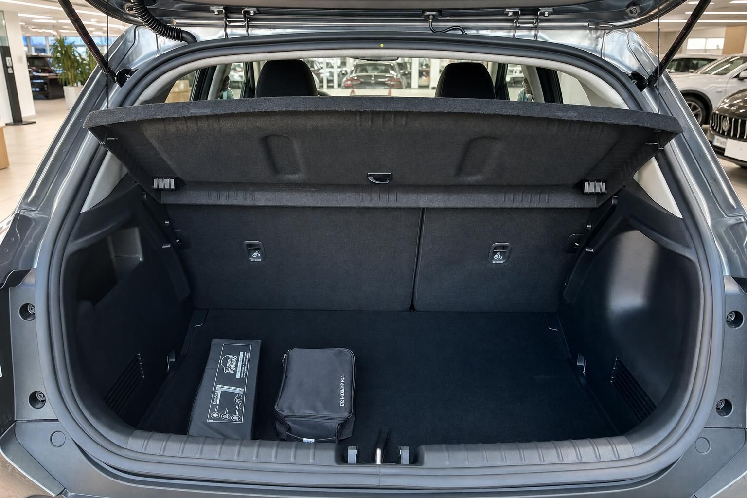 Kia Stonic Kofferraum mit geoeffneter Heckklappe und Zubehoer