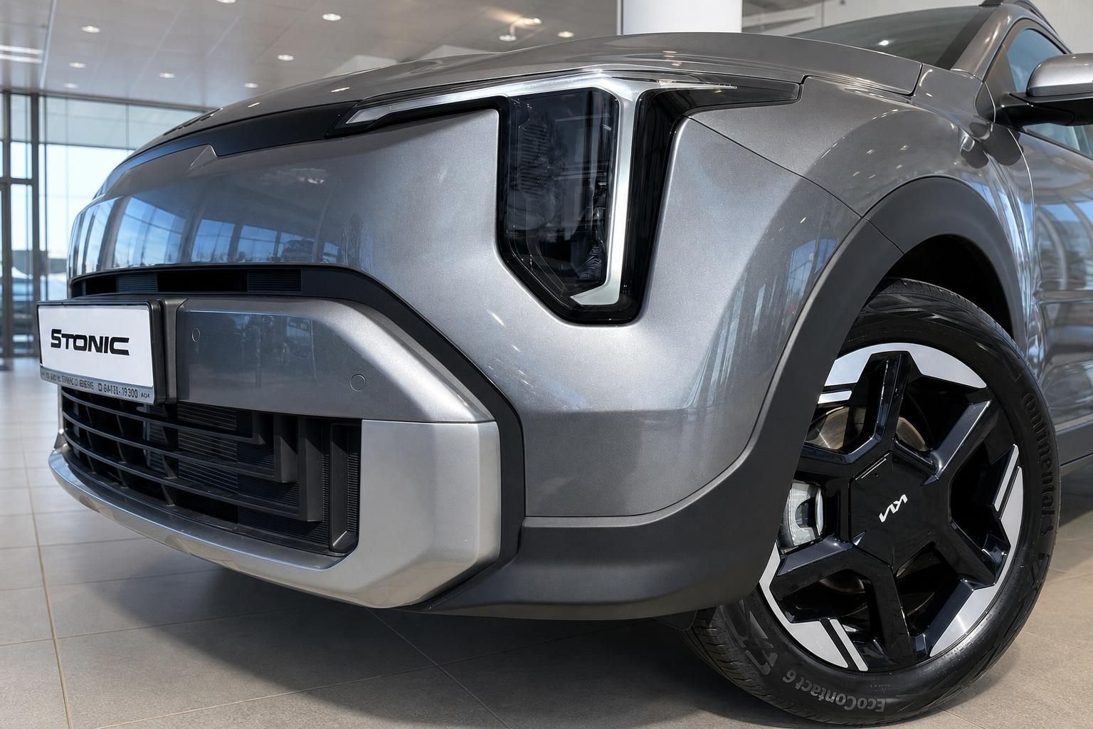 Kia Stonic Frontansicht mit Scheinwerfer und Felge im Autohaus