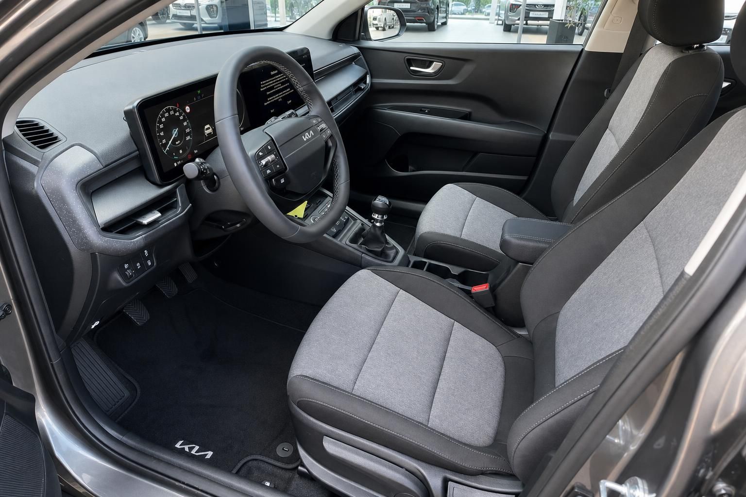Kia Stonic Innenraum mit Vordersitzen und Armaturenbrett