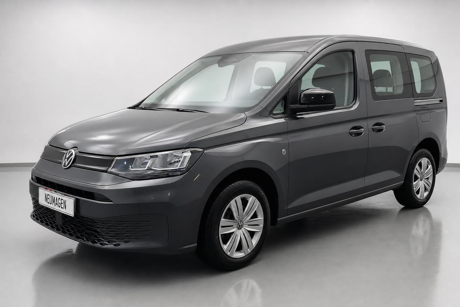 VW Caddy in Grau Metallic, Frontansicht seitlich im Studio