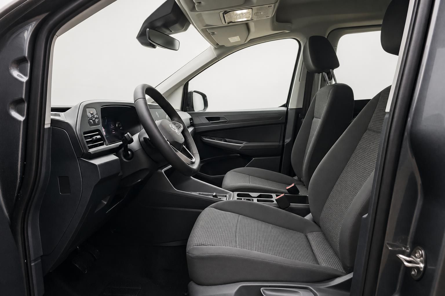 VW Caddy Innenraum mit Vordersitzen und Cockpit in Grau