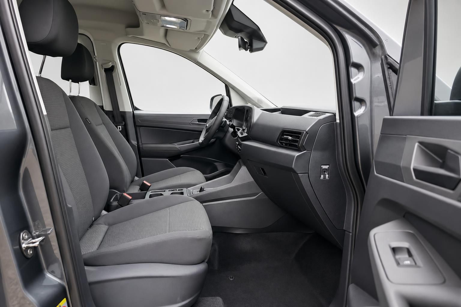 VW Caddy Innenansicht Fahrersitz und Armaturenbrett von der Beifahrertür