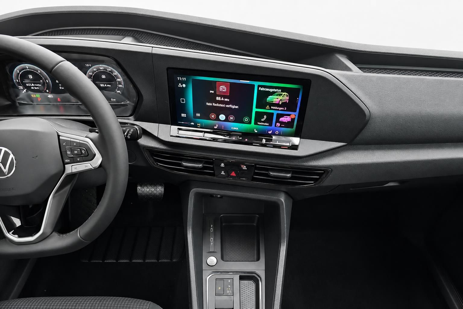 VW Caddy Detailansicht Cockpit mit Lenkrad und Infotainmentbildschirm