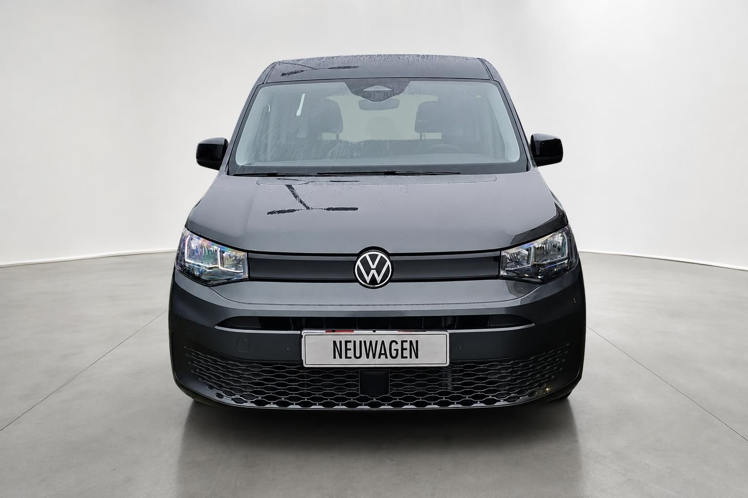 VW Caddy grau Frontansicht mit VW Logo Studio