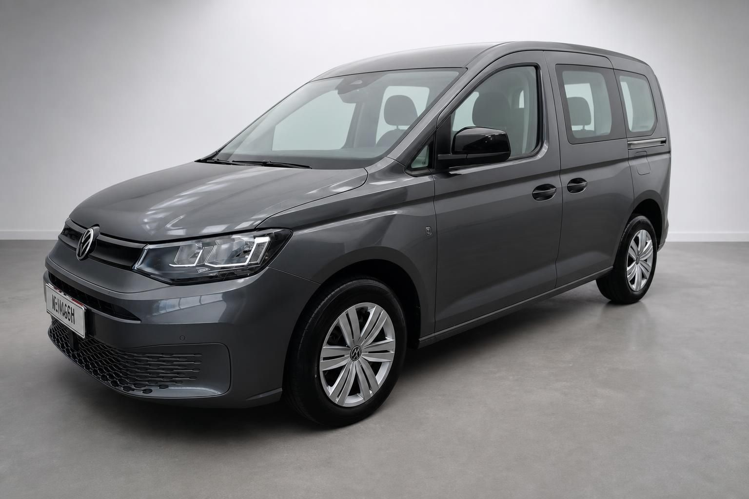 VW Caddy grau Frontansicht schräg von vorne Studio